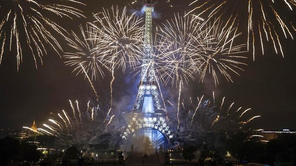 Pesta Kembang Api Meriahkan Perayaan Hari Bastille