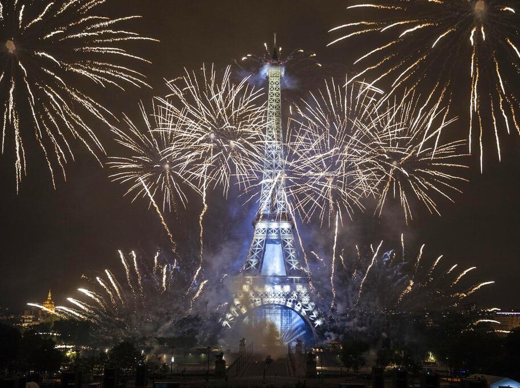 Pesta Kembang Api Meriahkan Perayaan Hari Bastille