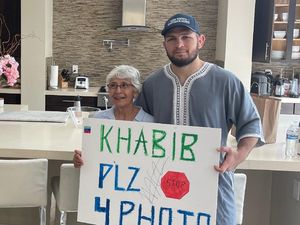 So Sweet! Presiden UFC Wujudkan Mimpi Nenek Ini Foto Sama Khabib So Sweet! Presiden UFC Wujudkan Mimpi Nenek Ini Foto Sama Khabib