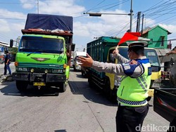 Pintu Masuk Jateng Ditutup Besok, Truk-truk Padati Pantura Brebes
