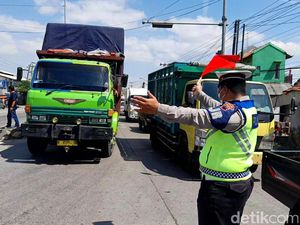 Pintu Masuk Jateng Ditutup Besok, Truk-truk Padati Pantura Brebes Pintu Masuk Jateng Ditutup Besok, Truk-truk Padati Pantura Brebes