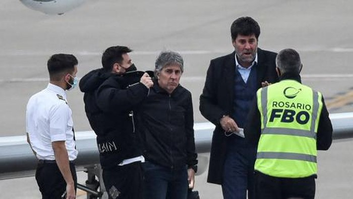 Argentinas football player Lionel Messi (2-L) and his father Jorge Messi (c) arrive at the Islas Malvinas airport in Rosario, Santa Fe province, Argentina, on July 13, 2021, after making his visa arrangements in the US Embassy to travel to Miami on vacation. (Photo by STR / AFP)