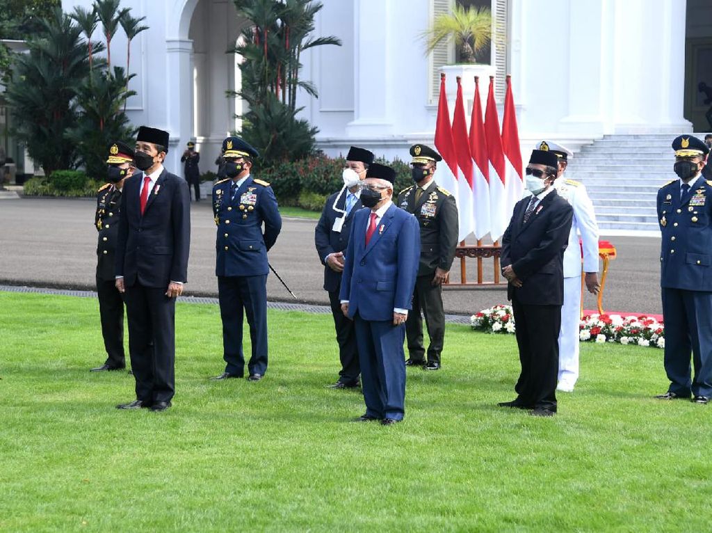 Masker Berselang Prabowo di Istana Curi Perhatian, Ini Penjelasannya Masker Berselang Prabowo di Istana Curi Perhatian, Ini Penjelasannya