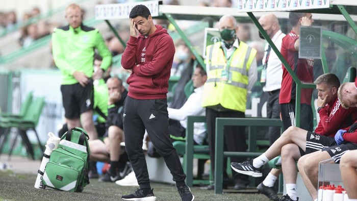EDINBURGH, SCOTLAND - JULY 13: Mikel Arteta manager of Arsenal looks on during the pre season friendly between Hibernian and Arsenal at Easter Road on July 13, 2021 in Edinburgh, Scotland. (Photo by Steve  Welsh/Getty Images)