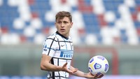 Nicolo Barella ada di posisi dua. Gelandang Inter Milan itu memiliki valuasi sebesar 94,9 juta Euro. Siapakah yang ada di posisi pertama? Foto: Getty Images/Maurizio Lagana