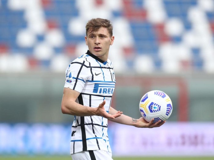CROTONE, ITALY - MAY 01: Nicolò Barella of Inter during the Serie A match between FC Crotone and FC Internazionale at Stadio Comunale Ezio Scida on May 01, 2021 in Crotone, Italy. Sporting stadiums around Italy remain under strict restrictions due to the Coronavirus Pandemic as Government social distancing laws prohibit fans inside venues resulting in games being played behind closed doors.  (Photo by Maurizio Lagana/Getty Images)