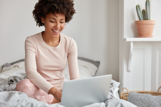 Nonton Film Online | Foto : freepik.com/wayhomestudio