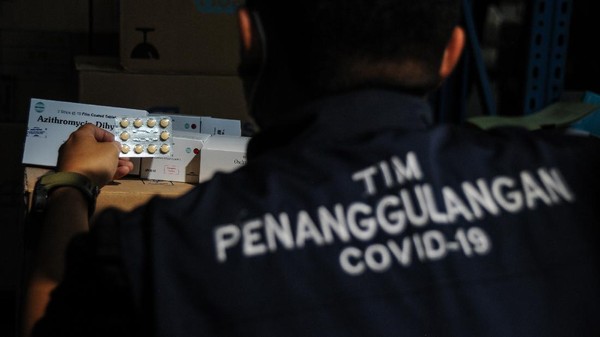 Petugas menyiapkan obat COVID-19 di gudang instalasi farmasi Dinas Kesehatan Kota Bandung, Jawa Barat, Kamis (15/7/2021). Mulai hari ini, Pemerintah Pusat resmi membagikan sebanyak 300.000 paket obat gratis berupa multivitamin, Azithtromycin, dan Oseltamivir bagi pasien COVID-19 yang menjalani isolasi mandiri di Pulau Jawa dan Bali. ANTARA FOTO/Raisan Al Farisi/hp.