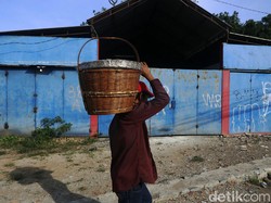 Jeritan PKL di Jalur Penyekatan PPKM Level 4 Purwakarta