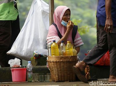 PKL di Bekasi Bertahan di Tengah PPKM Darurat