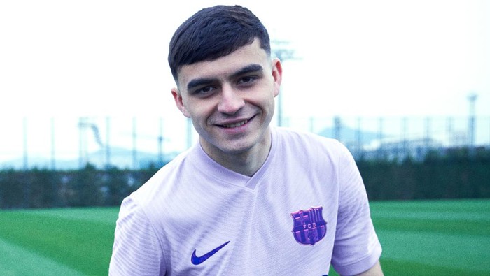 Pedri memakai jersey away Barcelona untuk musim 2021/2022, Kamis 15 Juli 2021.