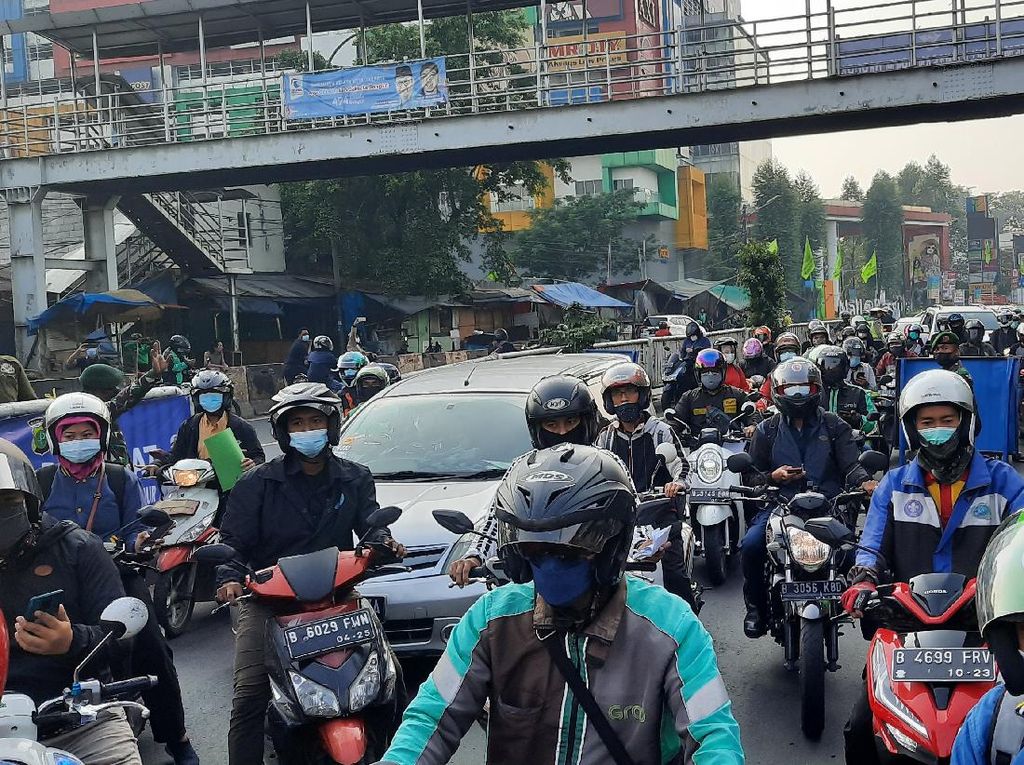 Antrean Kendaraan di Titik Baru Penyekatan Jakarta Timur