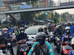 Polisi Sekat Underpass Basura Jaktim, Ojol Bisa Langsung Lewat Polisi Sekat Underpass Basura Jaktim, Ojol Bisa Langsung Lewat