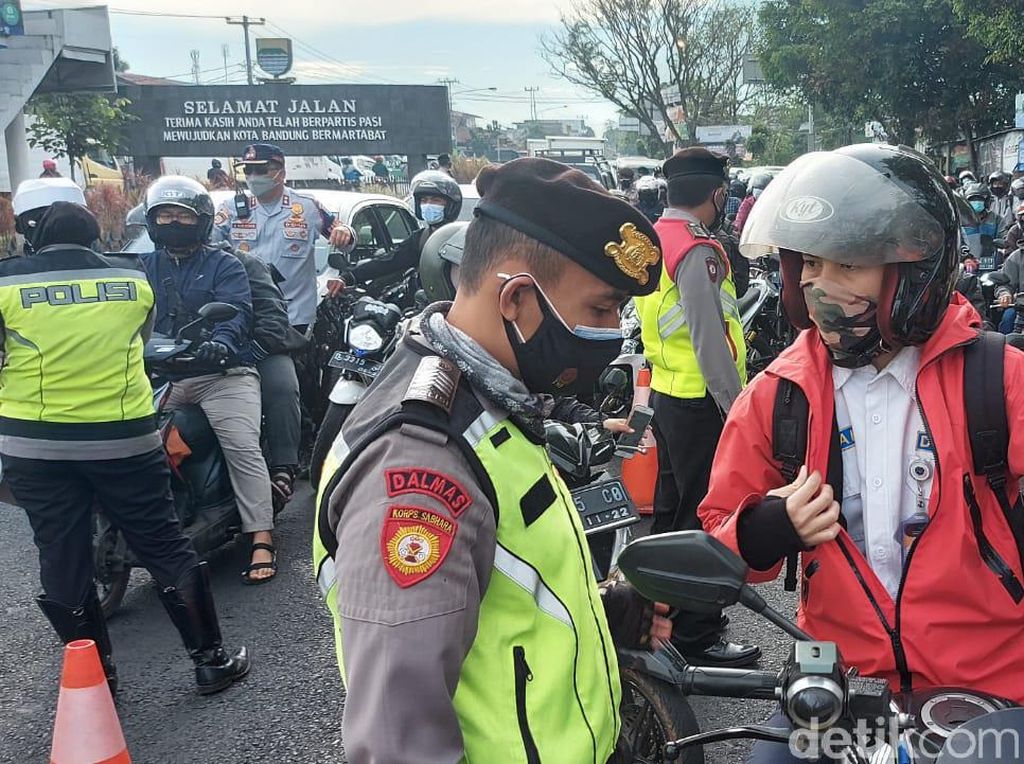 Corona Ngegas, Polisi Perketat Penjagaan di Batas Kota Bandung Corona Ngegas, Polisi Perketat Penjagaan di Batas Kota Bandung