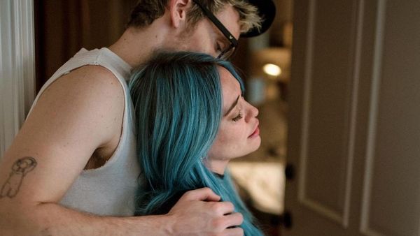 8 Momen Intim Hilary Duff Melahirkan di Rumah dengan Metode Water Birth