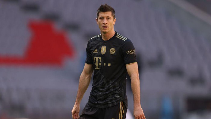 MUNICH, GERMANY - MAY 22: Robert Lewandowski of FC Bayern München looks on during the Bundesliga match between FC Bayern Muenchen and FC Augsburg at Allianz Arena on May 22, 2021 in Munich, Germany. After the Bavarian cabinet decided on first relaxations for outdoor events, the current Corona situation allows FC Bayern to have its last match of the season in front of 250 spectators in the Allianz Arena. Of these, 100 tickets are given to people from the health sector selected by the Ministry of Health. (Photo by Alexander Hassenstein/Getty Images)