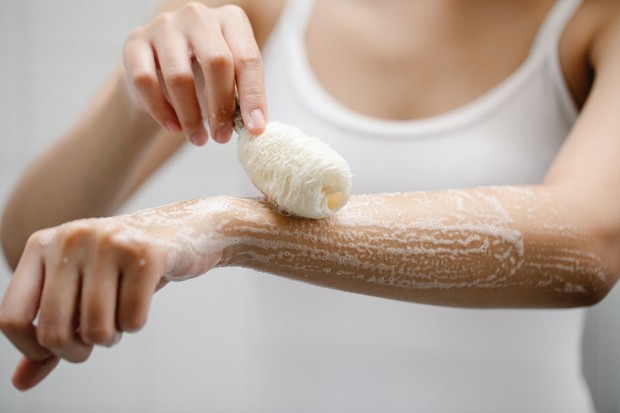 Rutin ganti shower puff/ Foto: Pexels/ sarah Chai shower puff mudah menumbuhkan bakteri yang akan menyebar ke kulit ketika digunakan saat mandi.