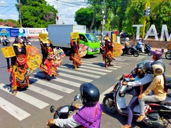 Seniman Jaranan Buto Banyuwangi Kampanye Protokol Kesehatan di Jalanan