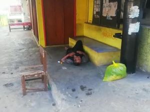 Tunawisma Positif COVID-19 Terlantar di Emperan Toko Kota Banjar