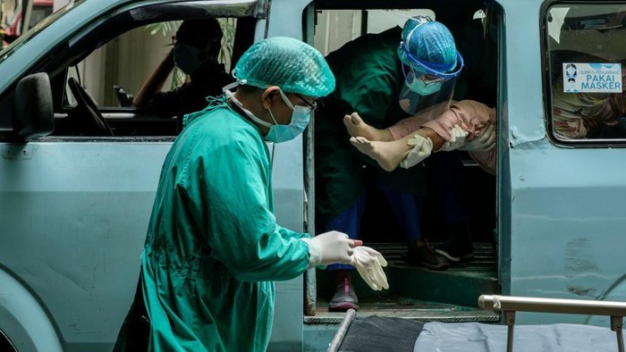 Di tengah tingginya lonjakan problem COVID-19 di Indonesia, menghasilkan para dokter muda menjadi garda terdepan untuk merawat dan mengobati para pasien.