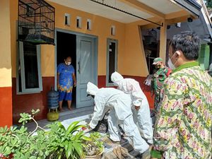 Tim Superman Kota Probolinggo Bagi Sembako dan Vitamin ke Warga yang Isoman