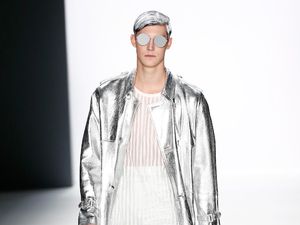 Survei Terbaru: Makin Banyak Pria Cari Baju dan Aksesori Perempuan