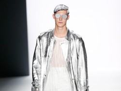 Survei Terbaru: Makin Banyak Pria Cari Baju dan Aksesori Perempuan