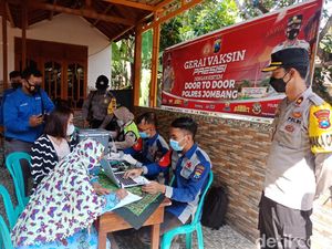 Polisi Antar Jemput Warga untuk Percepat Vaksinasi COVID-19 di Jombang