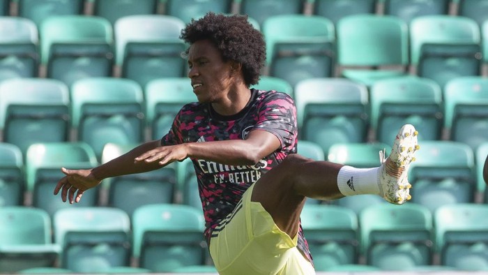 Willian EDINBURGH, SCOTLAND - JULY 13: Willian of Arsenal pre match warm up at Easter Road on July 13, 2021 in Edinburgh, Scotland. (Photo by Steve Welsh/Getty Images)