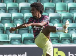 Kalau saat pemanasan ini, perut Willian belum terlalu kentara buncitnya. (Foto: Getty Images/Steve Welsh)
