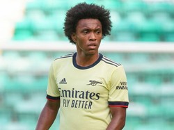 Fans Arsenal Tertipu Perut Buncit Willian?