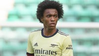Fans Arsenal pun kesal melihat perut Willian yang tampak membuncit usai libur kompetisi. (Foto: Getty Images/Steve Welsh)