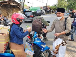 Aksi YouTuber Cirebon Blusukan Bagi-bagi Uang ke Warga Saat PPKM Darurat