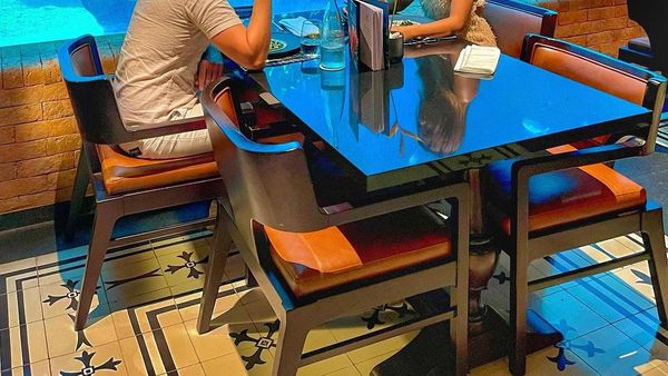 Romantisnya Alyssa Spischak dan Suami Bulenya saat Bersantap di Restoran Bawah Laut