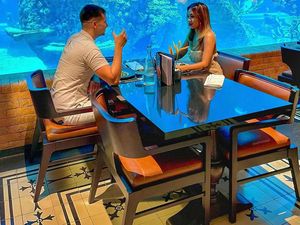 Romantisnya Alyssa Spischak dan Suami Bulenya saat Bersantap di Restoran Bawah Laut Romantisnya Alyssa Spischak dan Suami Bulenya saat Bersantap di Restoran Bawah Laut