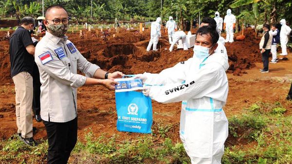 Angka Kematian Tinggi, Sekjen PAN Berikan Bantuan Petugas Pemakaman