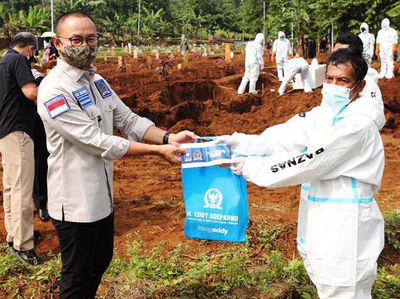 Angka Kematian Tinggi, Sekjen PAN Berikan Bantuan Petugas Pemakaman
