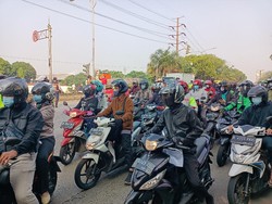 Suasana Penyekatan di Pesing Jakbar Pagi Ini: Macet 500 Meter