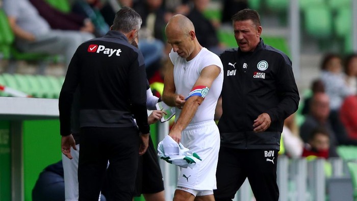 GRONINGEN, NETHERLANDS - SEPTEMBER 13:  Arjen Robben of Football Club Groningen walks off injured in the first half during the Dutch Eredivisie match between FC Groningen and PSV Eindhoven at Hitachi Capital Mobility Stadion on September 13, 2020 in Groningen, Netherlands. (Photo by Dean Mouhtaropoulos/Getty Images)