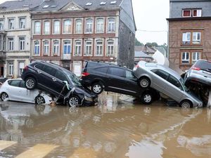 Parahnya Banjir di Jerman-Belgia: Jalan Terputus hingga Mobil Bertumpuk