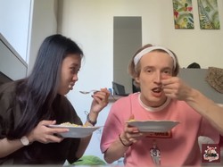 Baru Pertama Kali Makan Bubur Ayam, Bule Inggris Ini Doyan Banget!