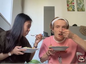Baru Pertama Kali Makan Bubur Ayam, Bule Inggris Ini Doyan Banget! Baru Pertama Kali Makan Bubur Ayam, Bule Inggris Ini Doyan Banget!