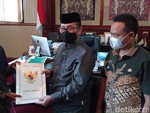 Banjir Tawaran Kerja Usai Dipecat Sekuriti, Kuli Cirebon Ini Pilih Ikut Dedi Mulyadi Banjir Tawaran Kerja Usai Dipecat Sekuriti, Kuli Cirebon Ini Pilih Ikut Dedi Mulyadi