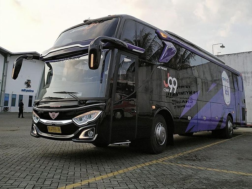 Potret Bus Official Rans Cilegon FC, Pakai Sasis Mercy Dibalut Bodi Adiputro Potret Bus Official Rans Cilegon FC, Pakai Sasis Mercy Dibalut Bodi Adiputro