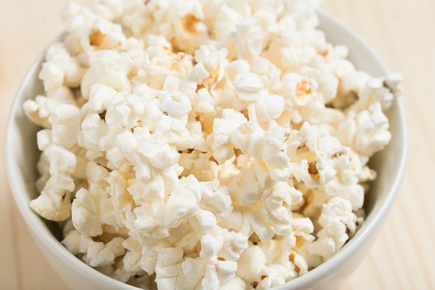 pilihlah popcorn, karena popcorn memiliki nutrisi dan serat yang bisa dikonsumsi meski sedang diet
