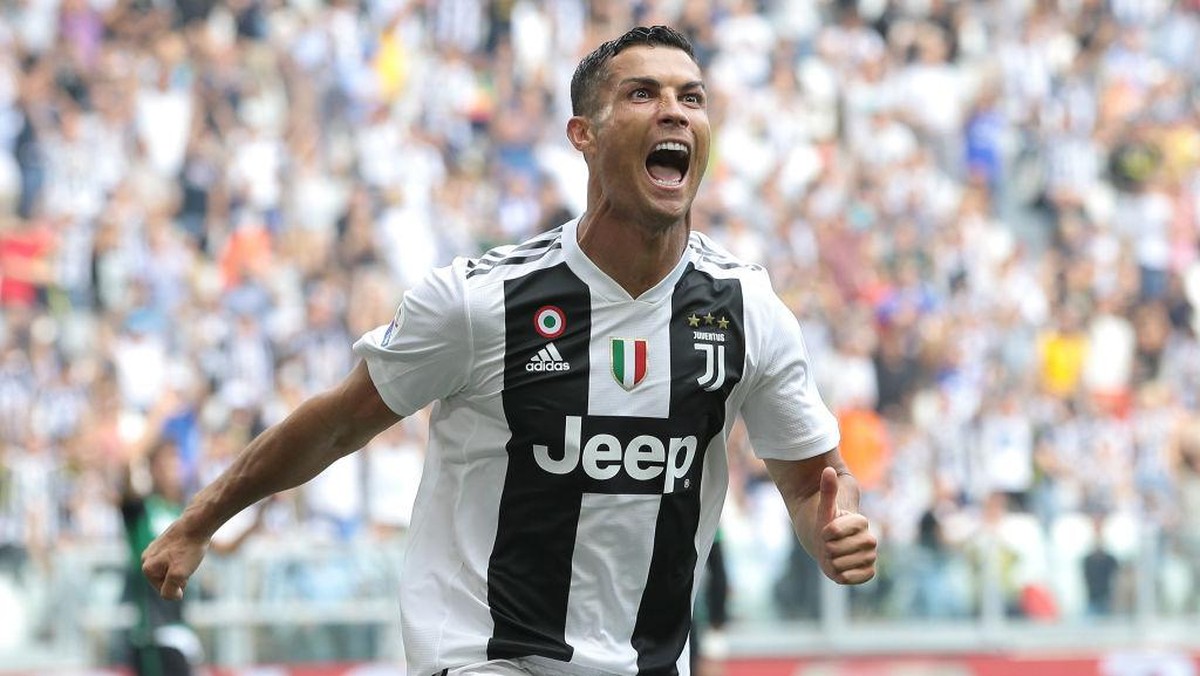 Cristiano Ronaldo jadi alarm Covid untuk pemain Barcelona (Foto: Emilio Andreoli/Getty Images)