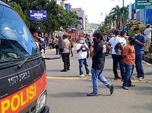 Demo Tolak PPKM Mikro di Kota Ambon Ricuh, Sejumlah Mahasiswa Diamankan Demo Tolak PPKM Mikro di Kota Ambon Ricuh, Sejumlah Mahasiswa Diamankan