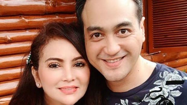 Ditengah kondisi kesehatan yang belum membaik, Ferry Irawan digugat cerai oleh sang istri. Yuk intip momen mereka berdua!