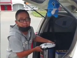 Salut! Driver Taksi Online Ini Bagikan Kopi Gratis untuk Petugas PPKM Darurat