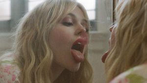 7 Potret Emily Lind, Pemeran Gossip Girl yang Pernah Jadi Korban Bully